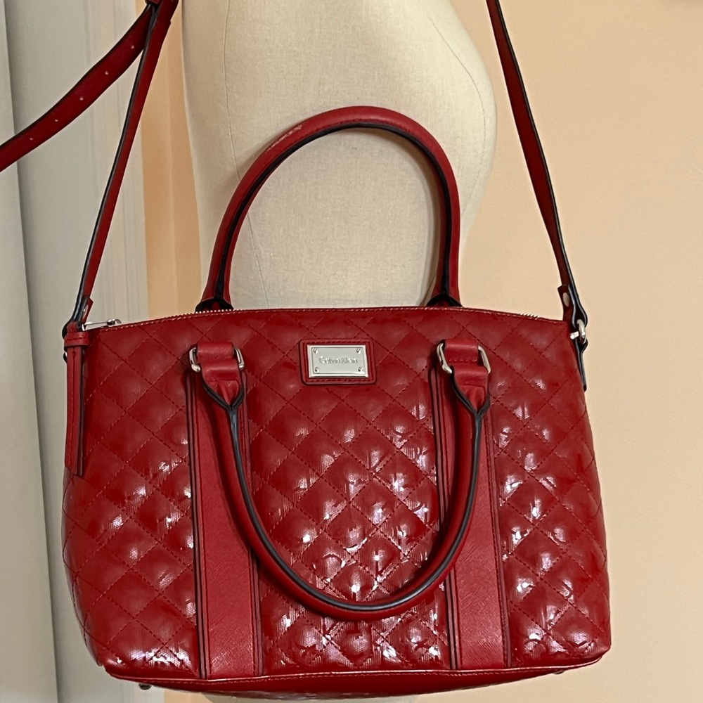 CALVIN KLEIN RED PATENT LEATHER CROSSBODY BAG W/ALL OVER CK LOGO INSIDE AND OUT - Picture 4 of 15